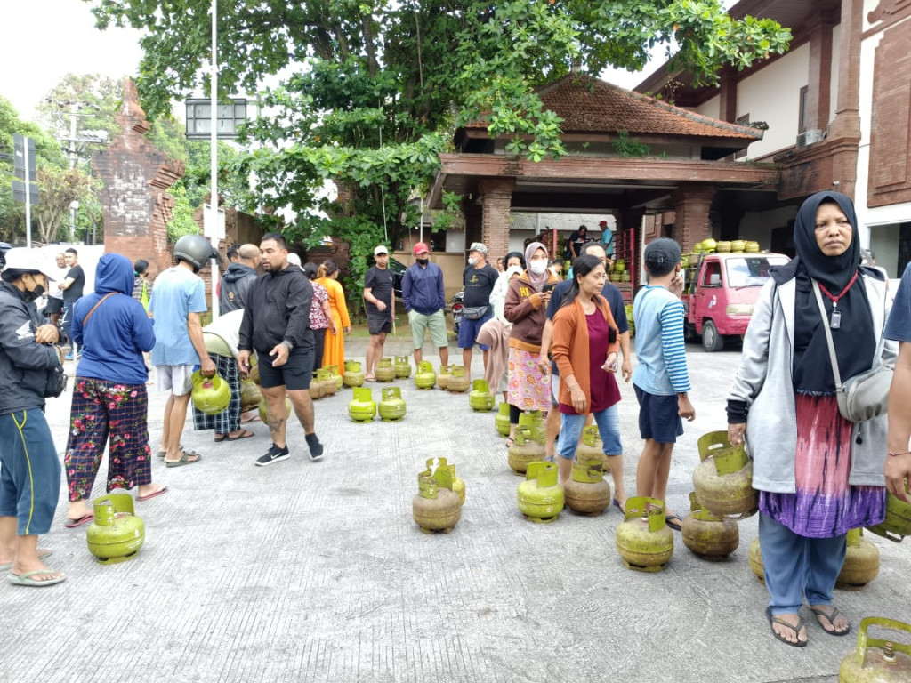 Kegiatan Operasi Pasar Khusus LPG 3 Kg bertempat di Areal Kantor Camat Kuta Utara, Desa Dalung